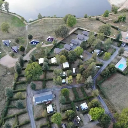 Camping Pour 6 Personnes Avec Terrasse Et Cuisine Equipee - Api-1-52-1376 Saint-Gervais-dʼAuvergne