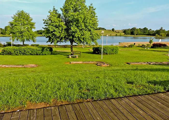 Camping Pour 6 Personnes Avec Terrasse Et Cuisine équipée - Api-1-52-1376 *