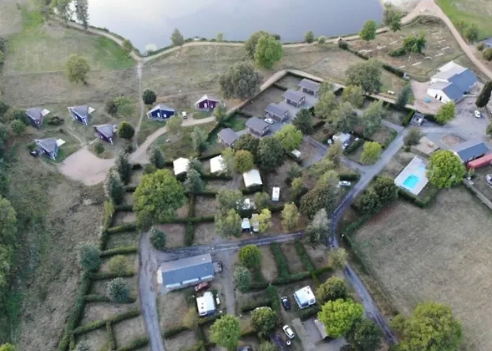 Camping Pour 6 Personnes Avec Terrasse Et Cuisine Equipee - Api-1-52-1376 Saint-Gervais-dʼAuvergne